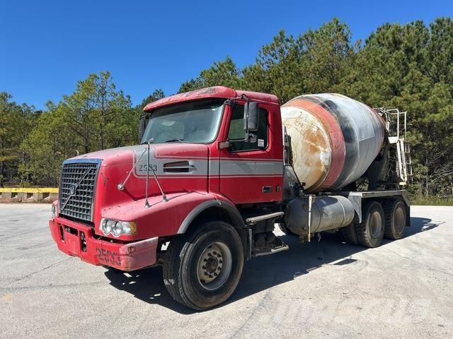 Volvo VHD64B Autre camion