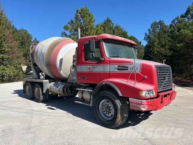 Volvo VHD64B Autre camion