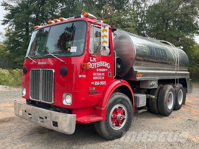 White  Camion citerne à eau