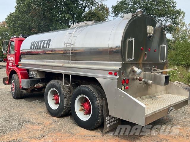 White  Camion citerne à eau