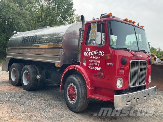White  Camion citerne à eau