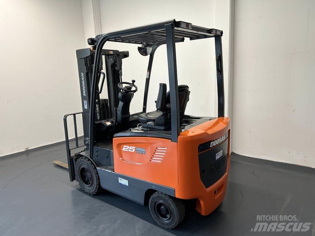 Doosan B25S-7 Chariots élévateurs électriques