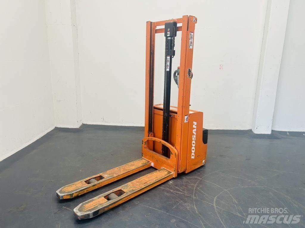 Doosan LEDS12.5C Gerbeur accompagnant
