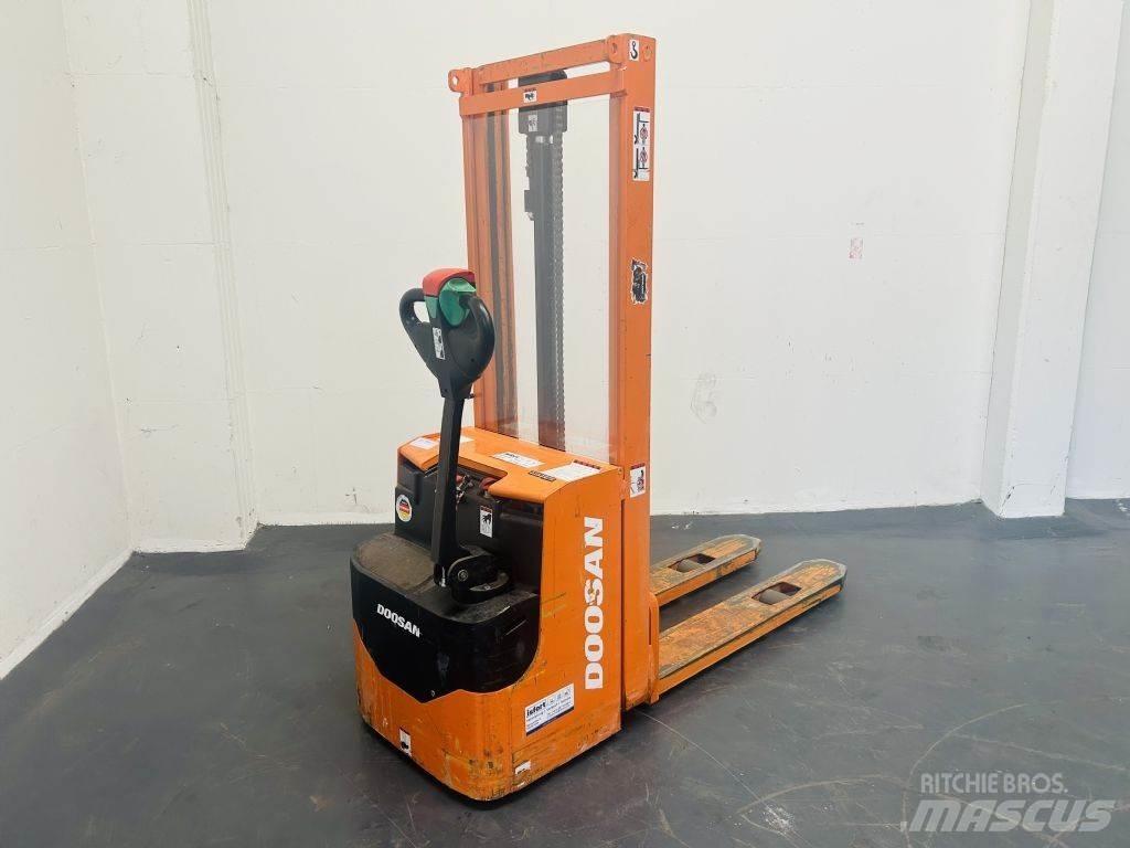 Doosan LEDS12.5C Gerbeur accompagnant