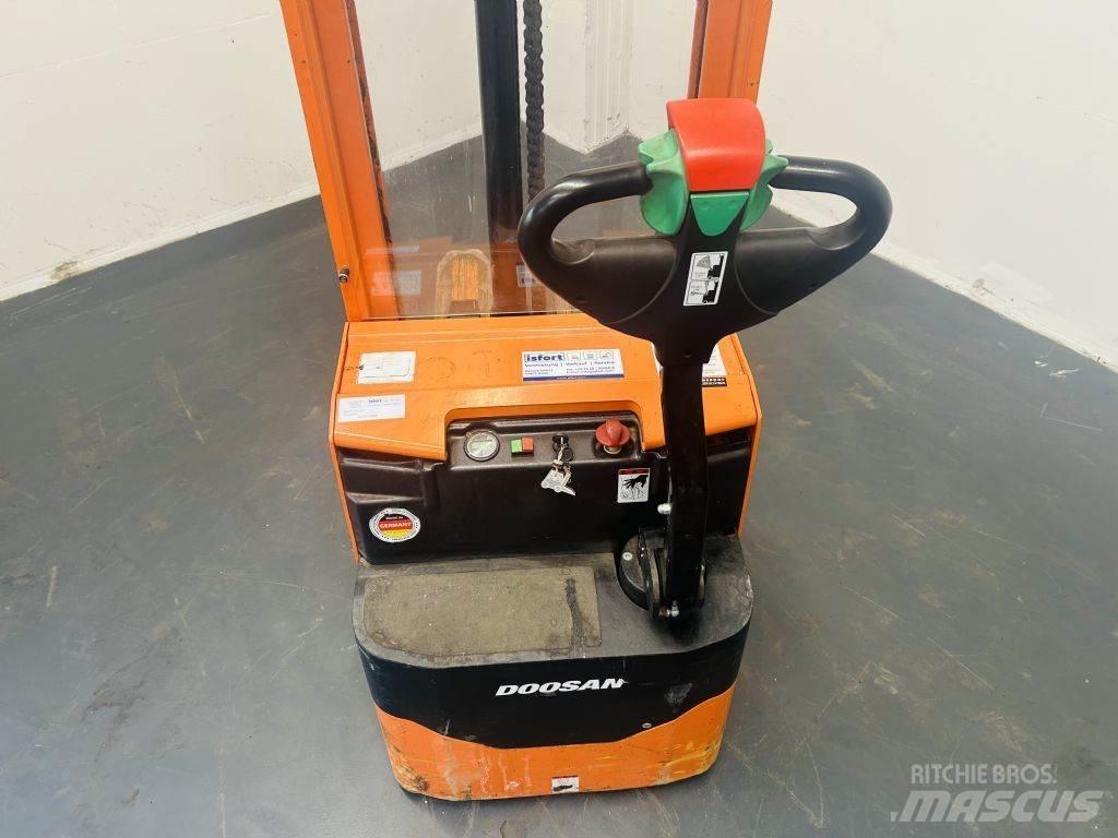 Doosan LEDS12.5C Gerbeur accompagnant