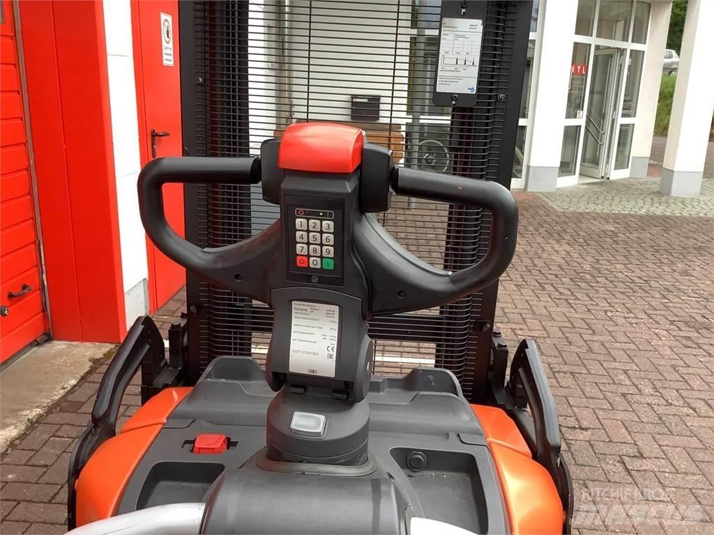 Toyota SPE120 Gerbeur accompagnant