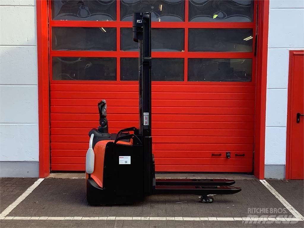 Toyota SPE120L Gerbeur accompagnant