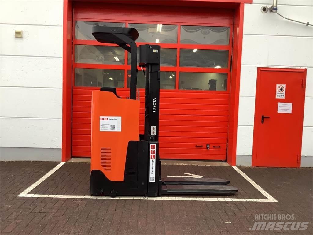 Toyota SSI160LN Gerbeur accompagnant