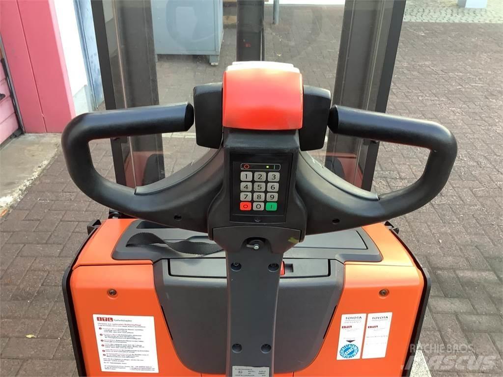 Toyota SWE120 Gerbeur accompagnant