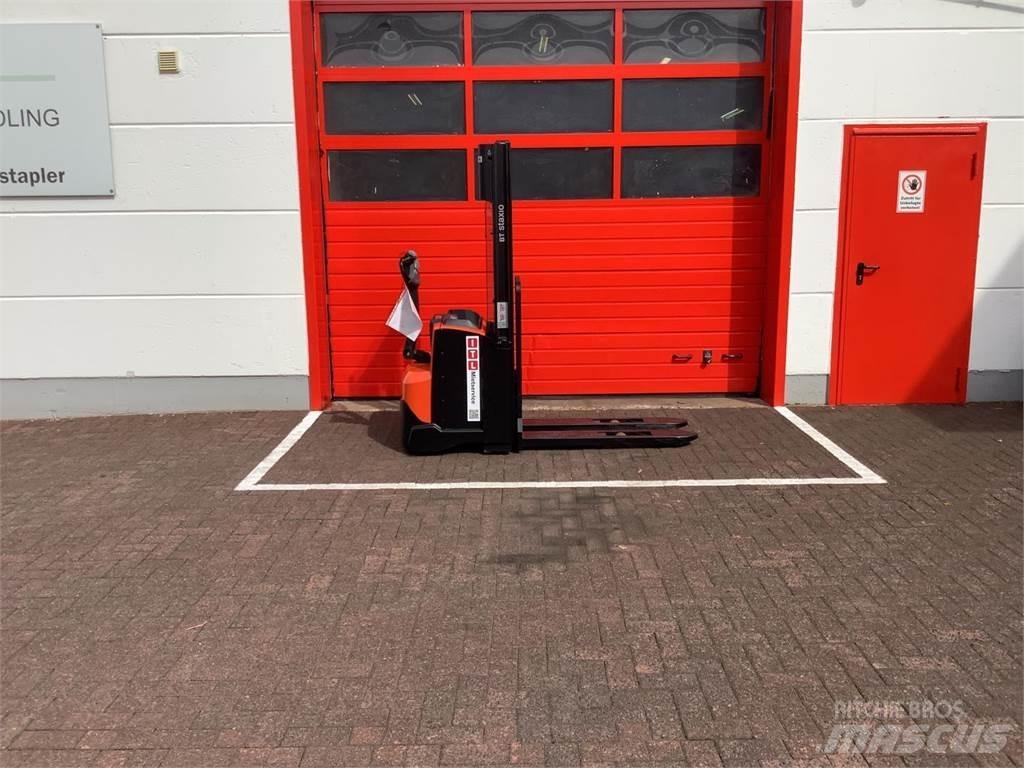 Toyota SWE120 Gerbeur accompagnant