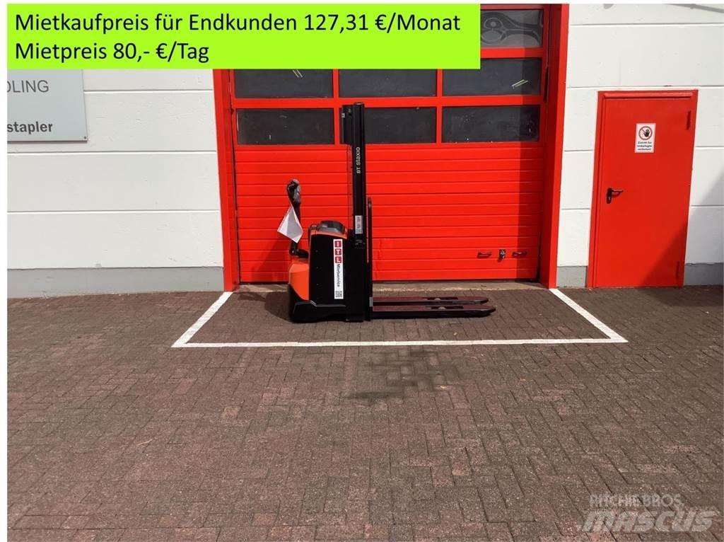 Toyota SWE120 Gerbeur accompagnant