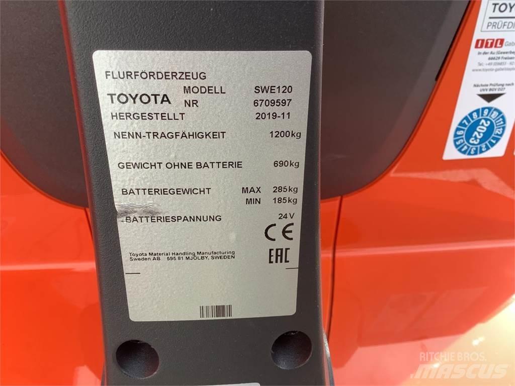 Toyota SWE120 Gerbeur accompagnant