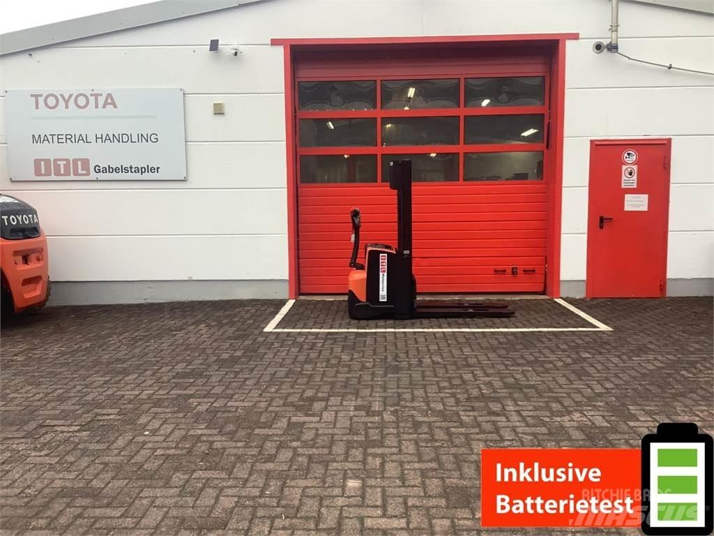 Toyota SWE120 Gerbeur accompagnant