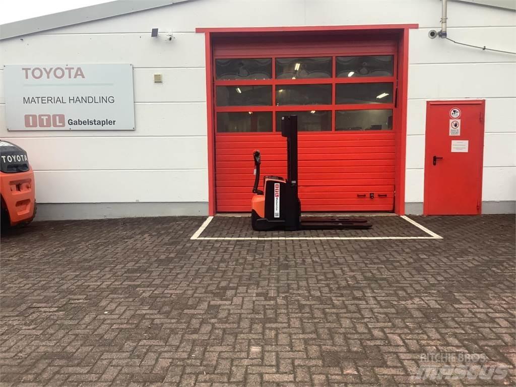 Toyota SWE120 Gerbeur accompagnant