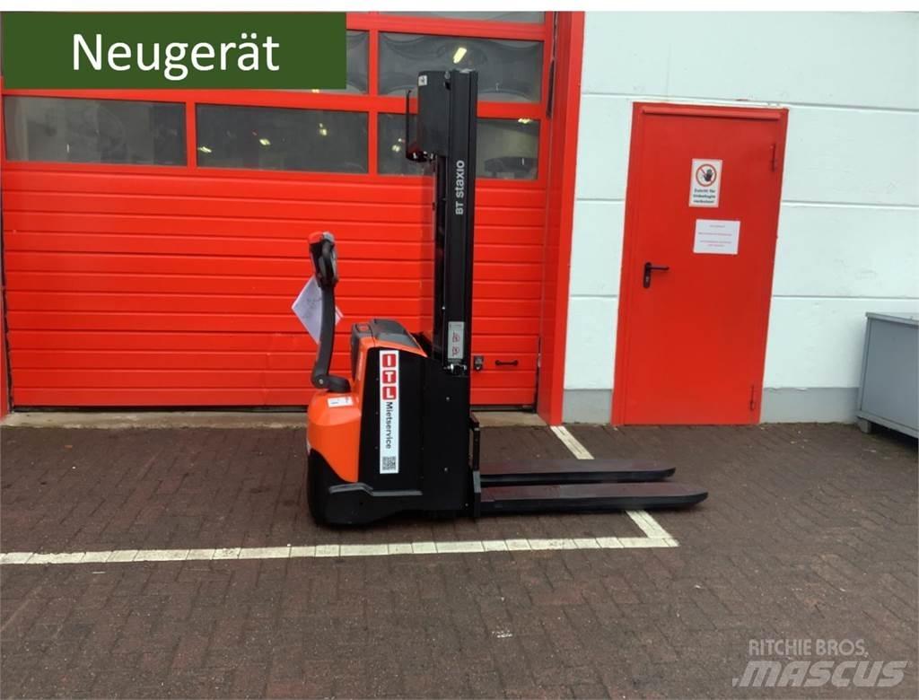 Toyota SWE120L Gerbeur accompagnant