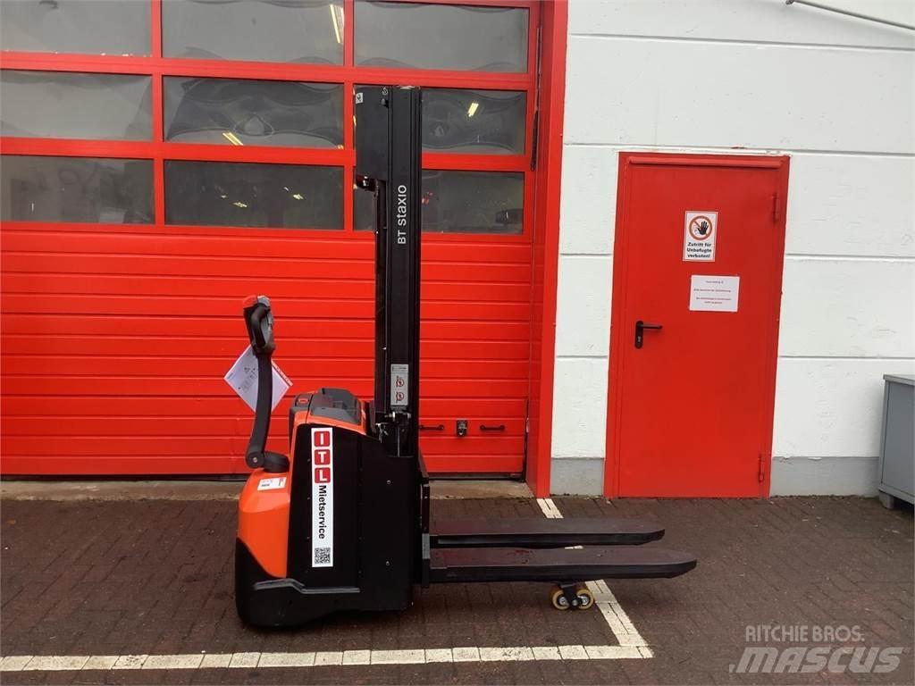 Toyota SWE120L Gerbeur accompagnant