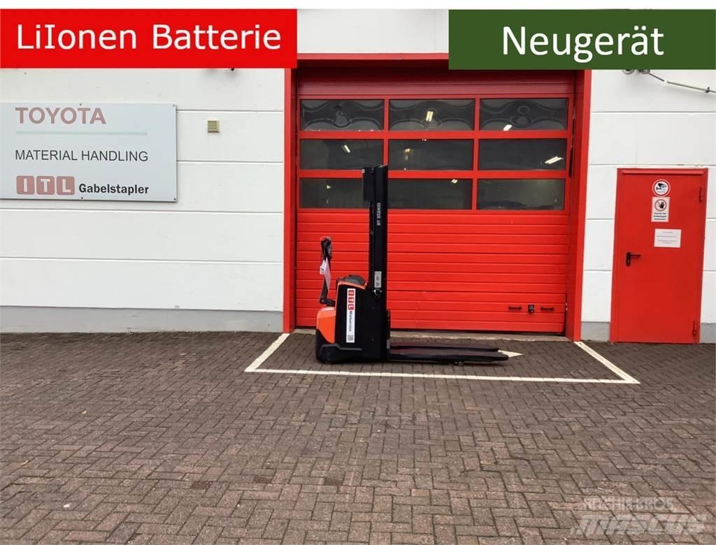 Toyota SWE120L Gerbeur accompagnant