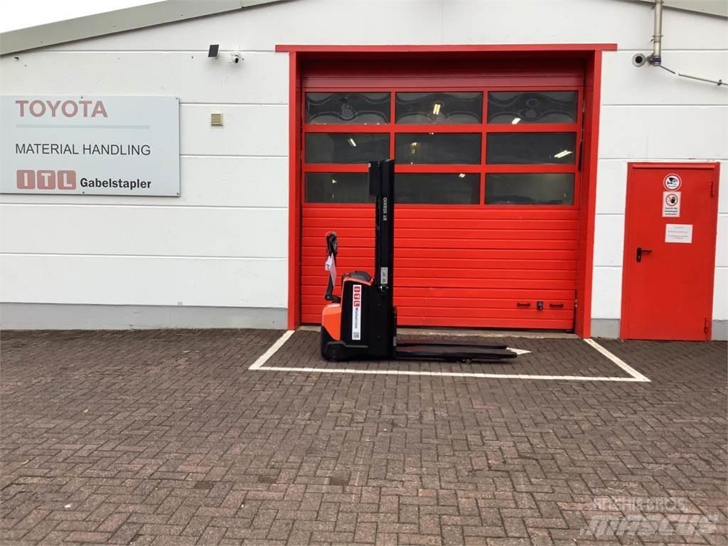 Toyota SWE120L Gerbeur accompagnant