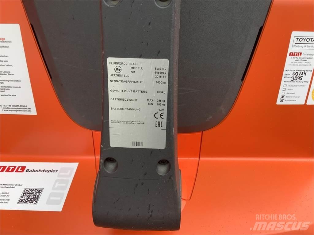 Toyota SWE140 Gerbeur accompagnant