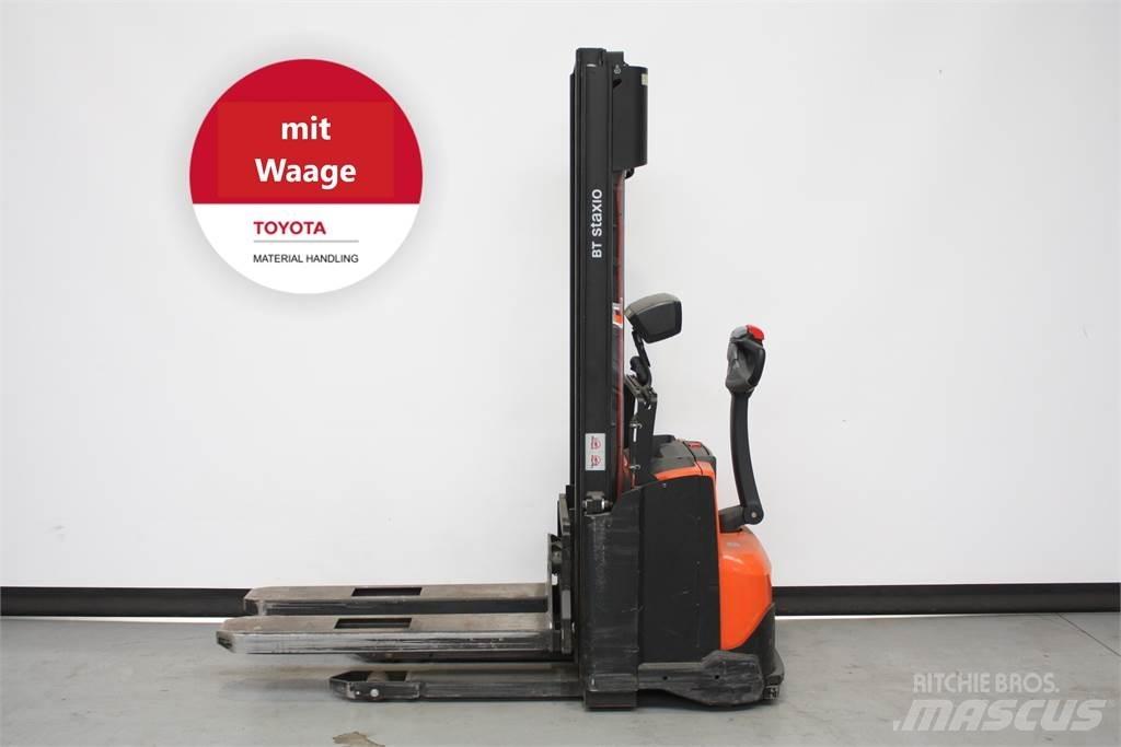 Toyota SWE140 Gerbeur accompagnant