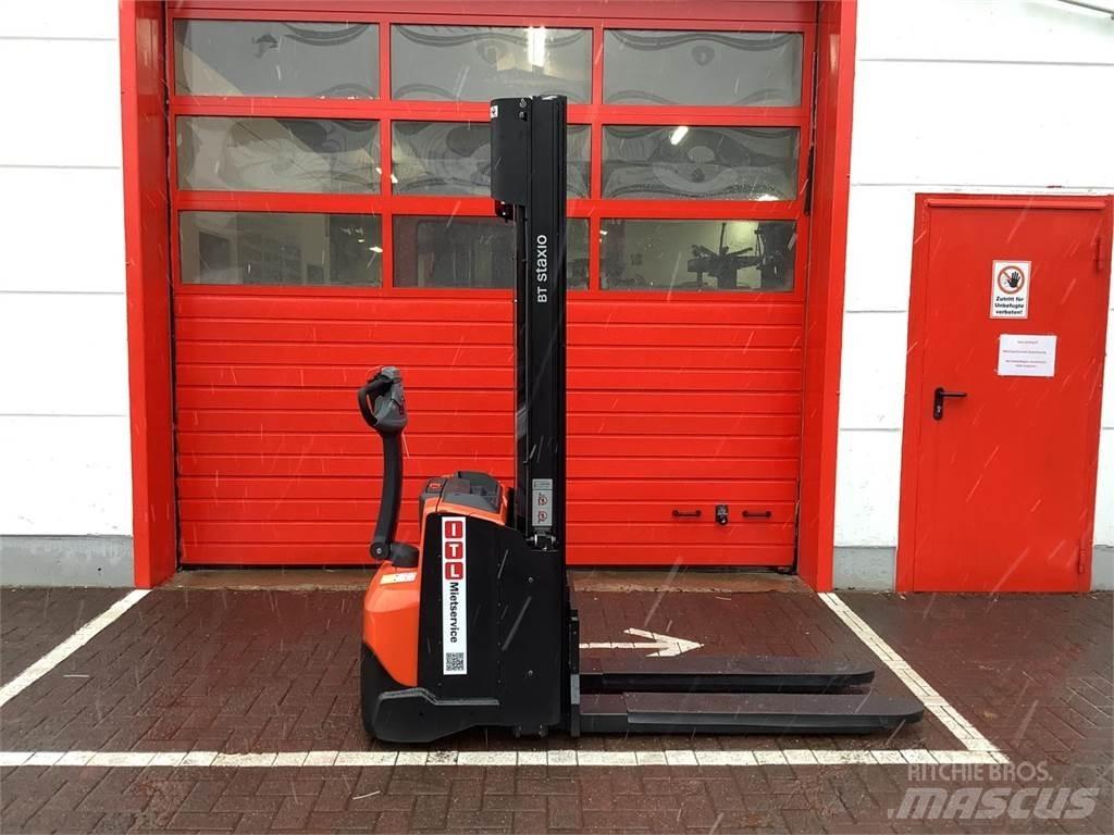Toyota SWE140L Gerbeur accompagnant