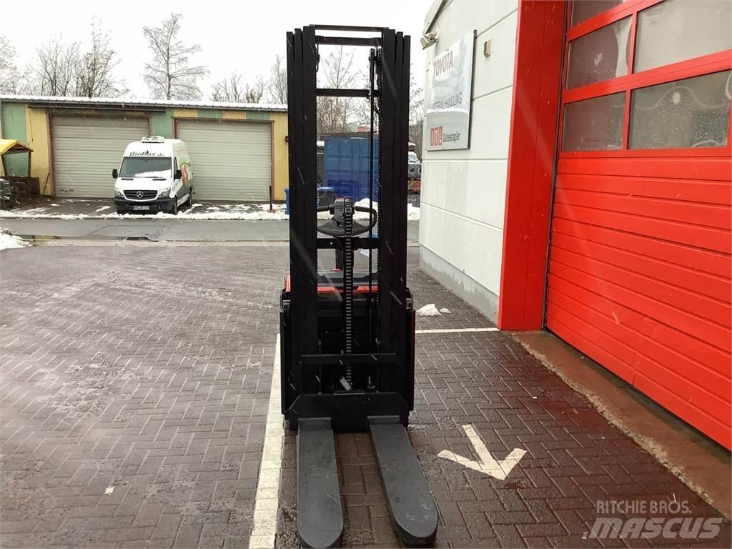 Toyota SWE140L Gerbeur accompagnant