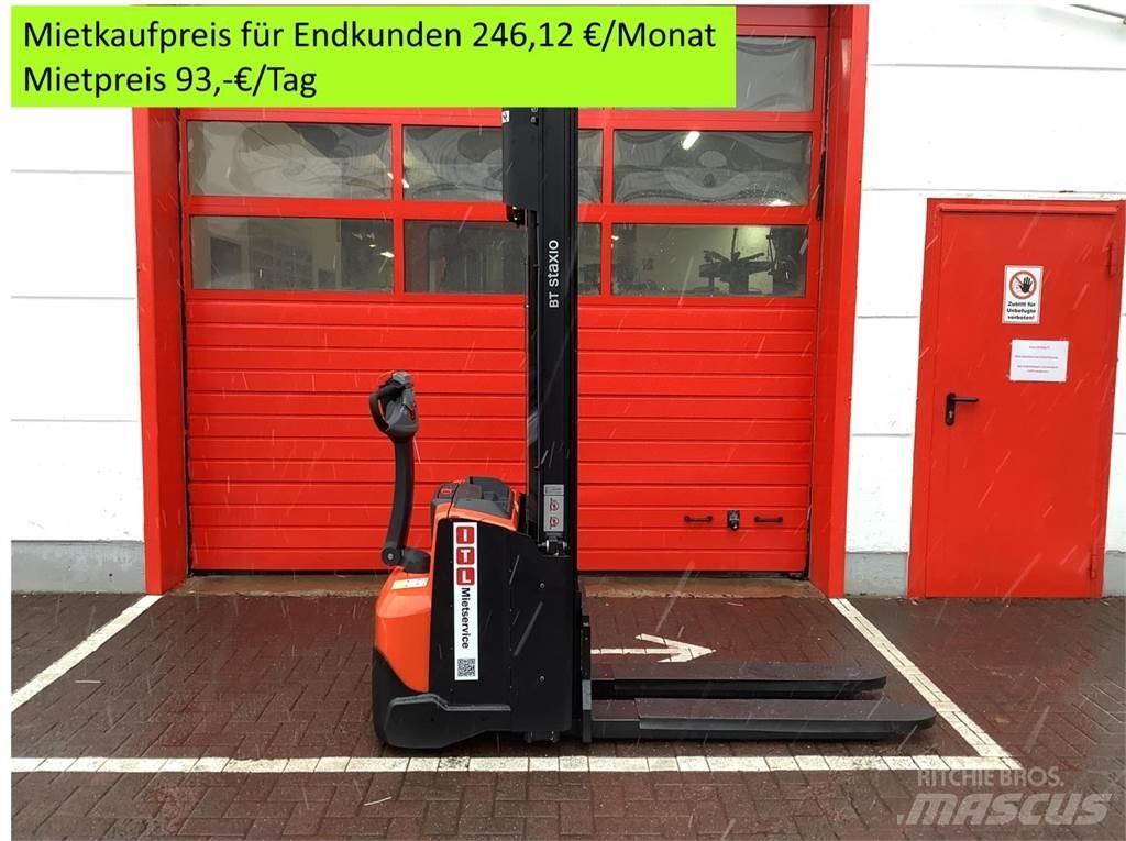 Toyota SWE140L Gerbeur accompagnant
