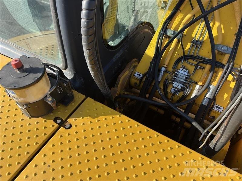 JCB JS220LC Pelle sur chenilles