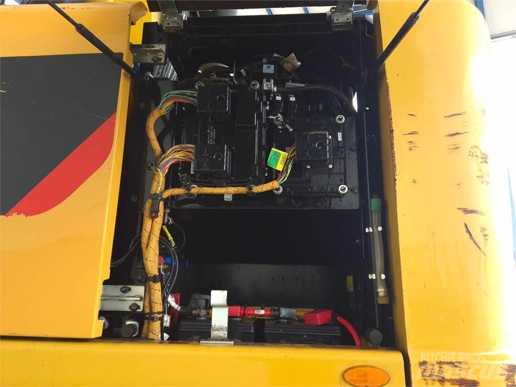 CAT MH3022 Pelle sur pneus