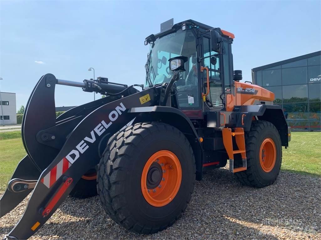 Develon DL250-7 Chargeuse sur pneus