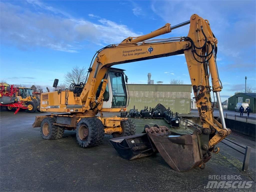Liebherr 902 Pelle sur pneus