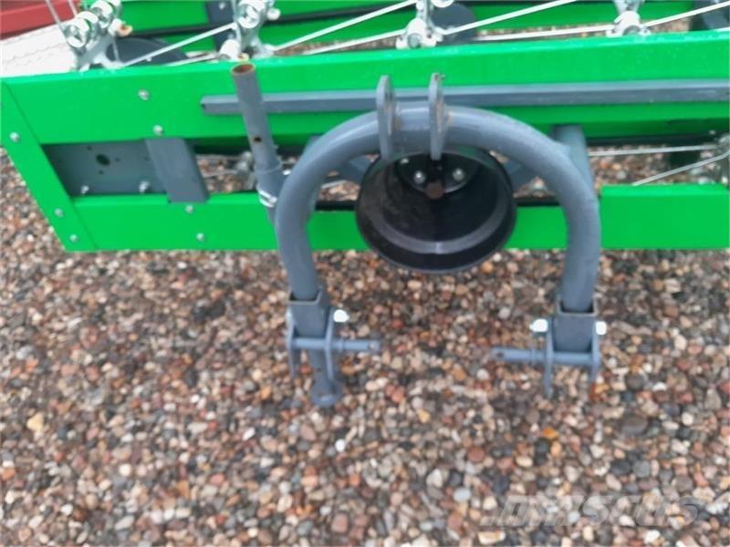  - - - HØ VENDER Accessoires d'attache pour tracteurs compacts
