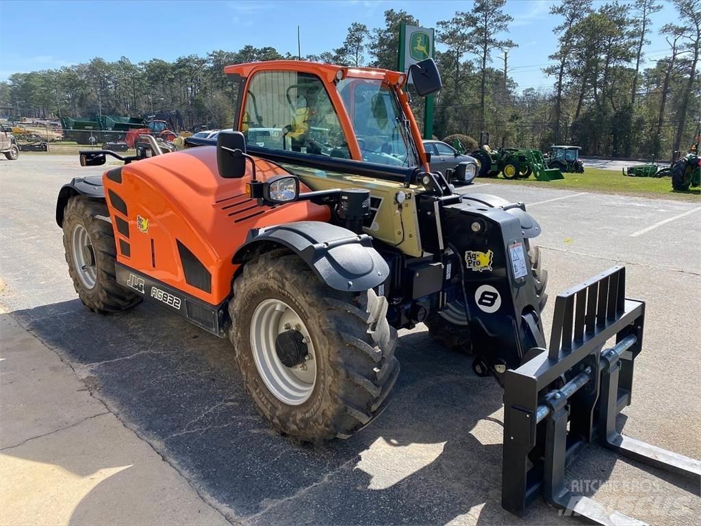 JLG 832 Chariot télescopique