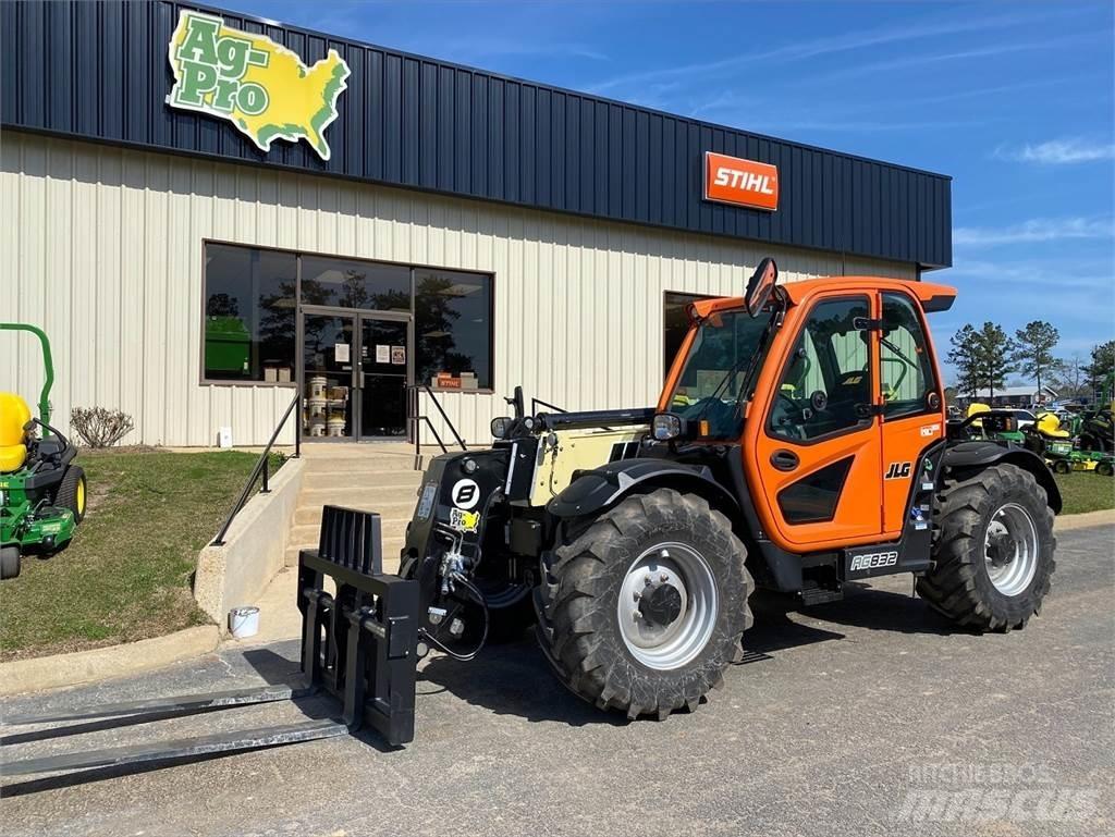 JLG 832 Chariot télescopique