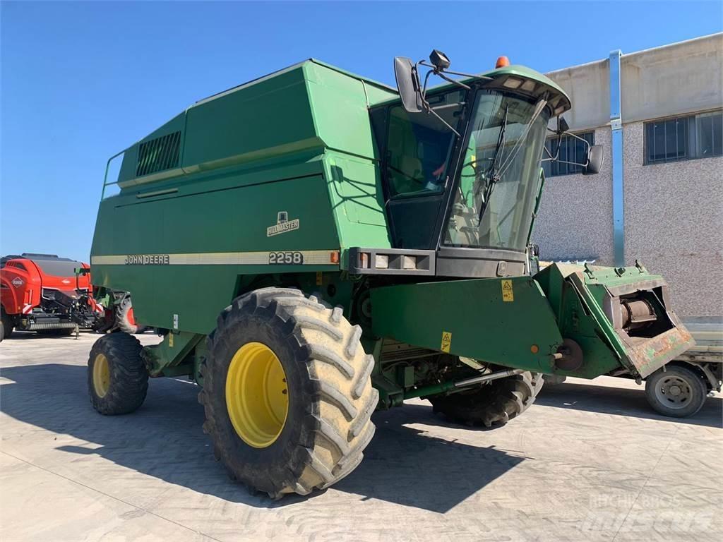 John Deere 2258 Moissonneuse batteuse