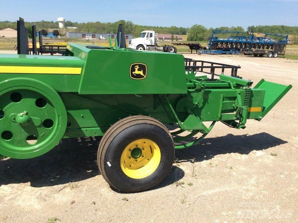 John Deere 348 Presse cubique