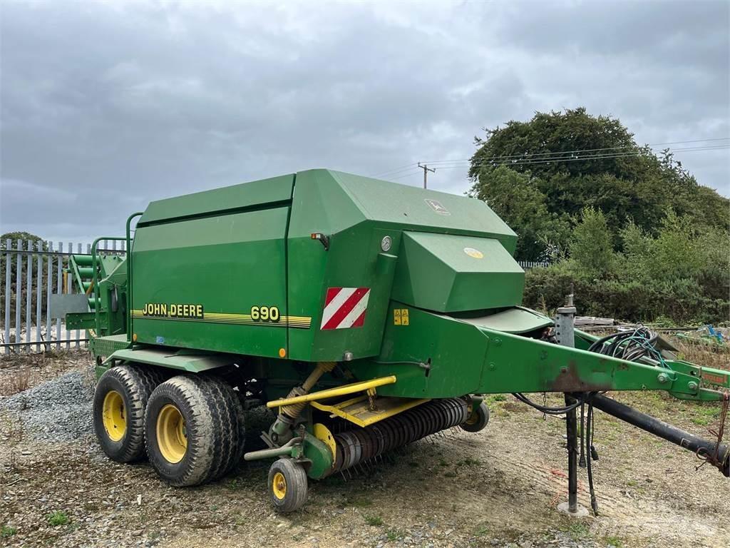 John Deere 690 Presse cubique