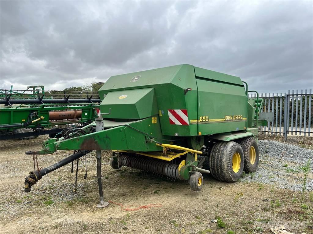 John Deere 690 Presse cubique