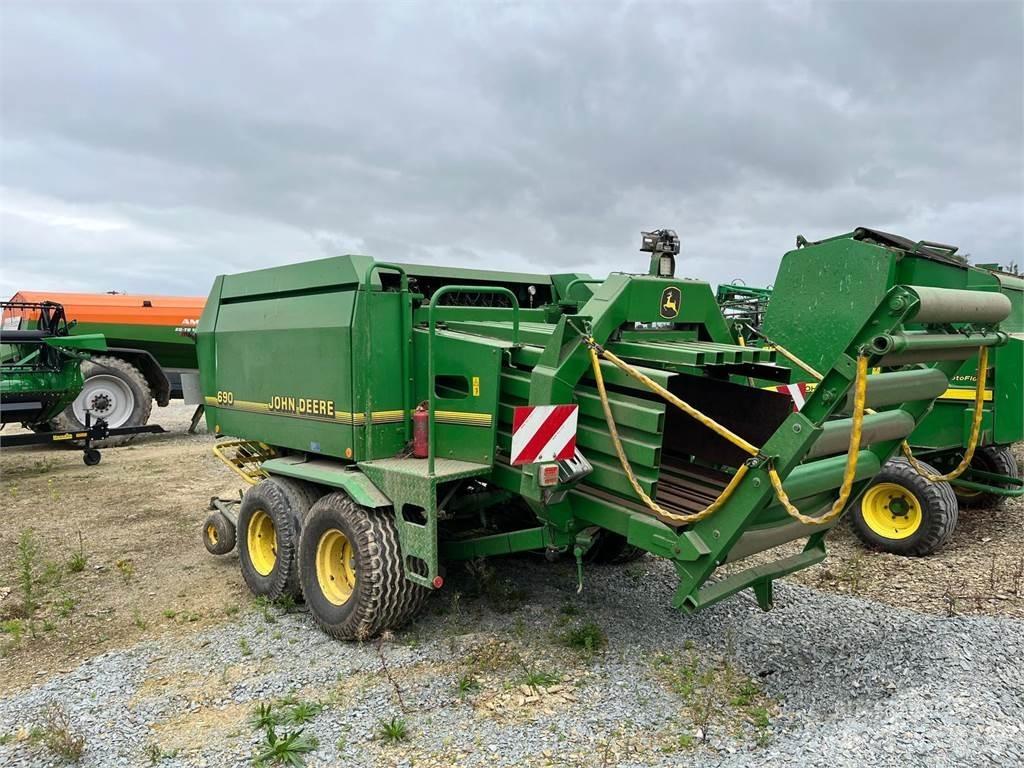 John Deere 690 Presse cubique
