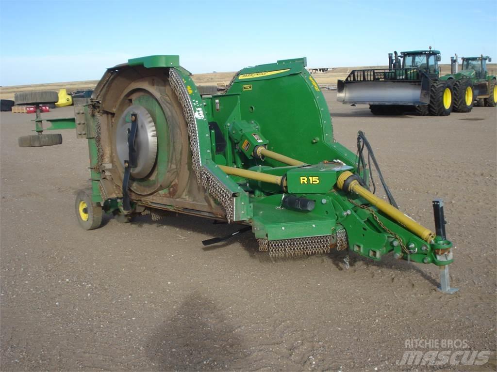John Deere R15 Dérouleuse, pailleuse