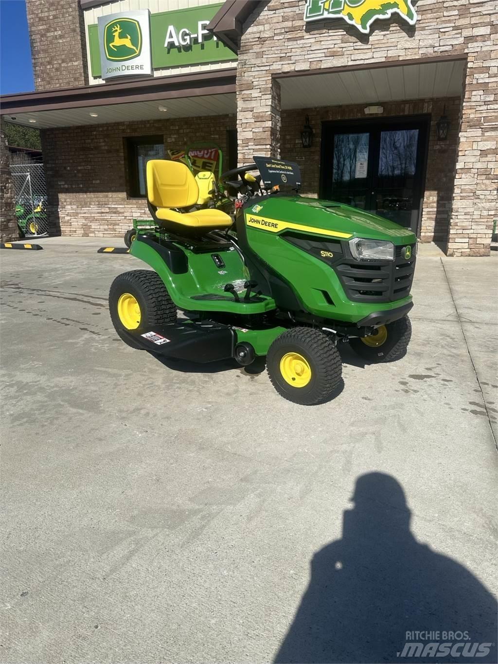 John Deere S110 Tondeuses montées