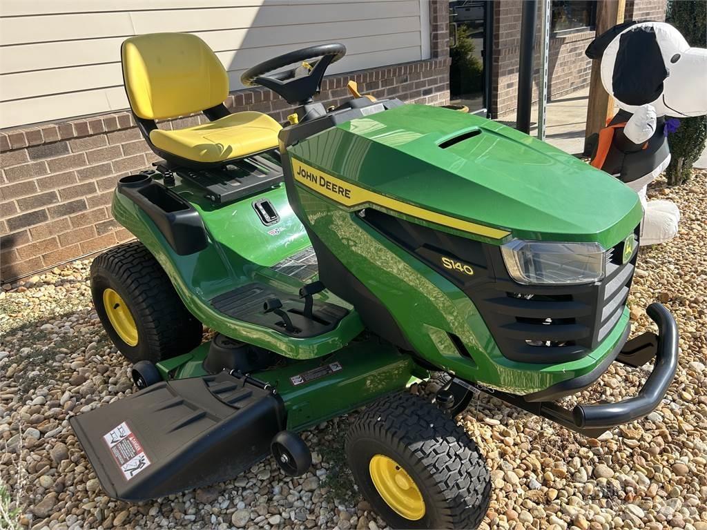 John Deere S140 Tondeuses montées