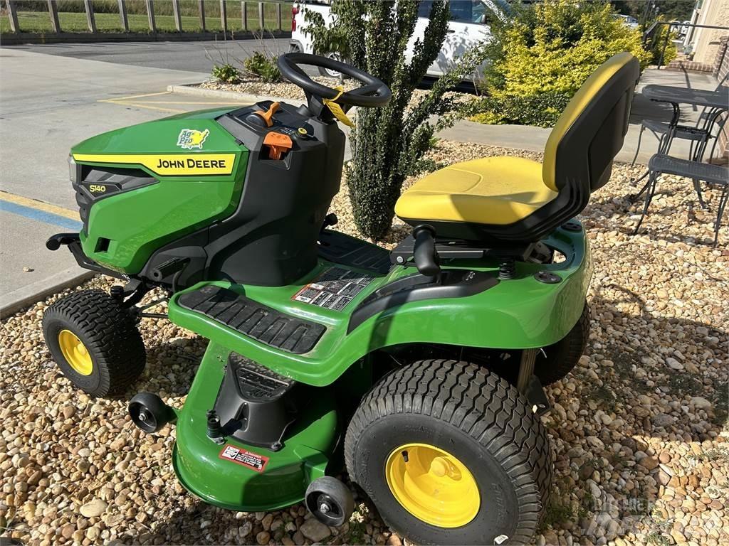 John Deere S140 Tondeuses montées