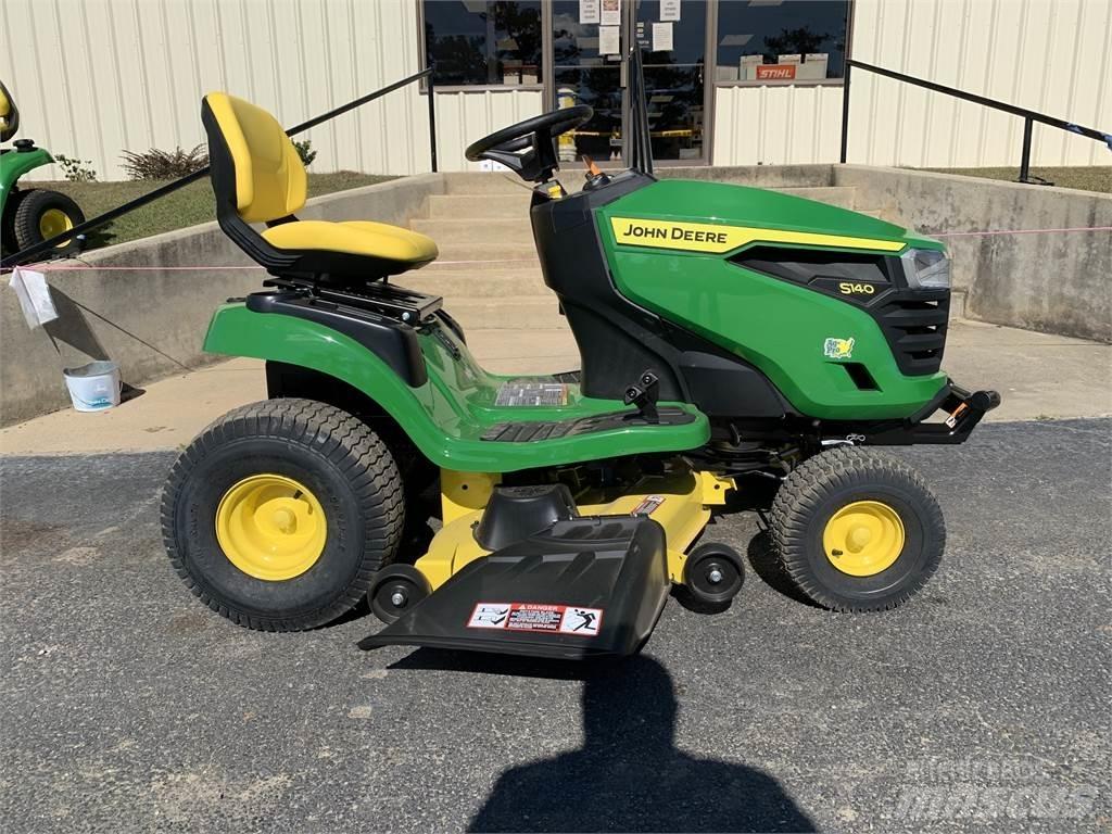 John Deere S140 Tondeuses montées