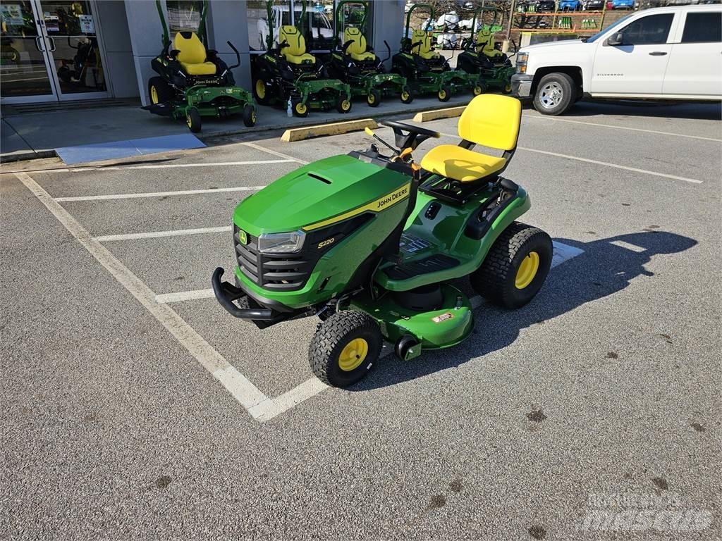 John Deere S220 Tondeuses montées
