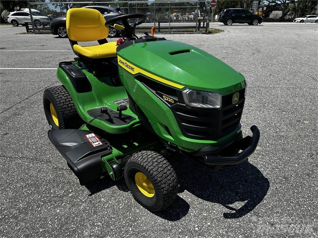 John Deere S220 Tondeuses montées