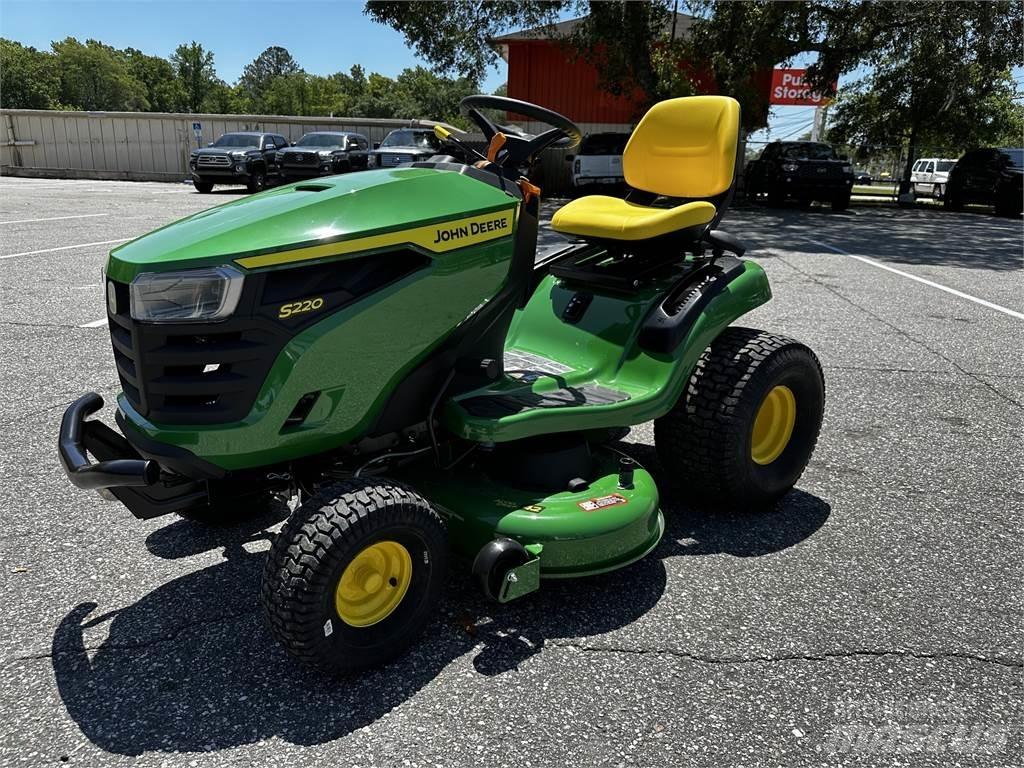 John Deere S220 Tondeuses montées