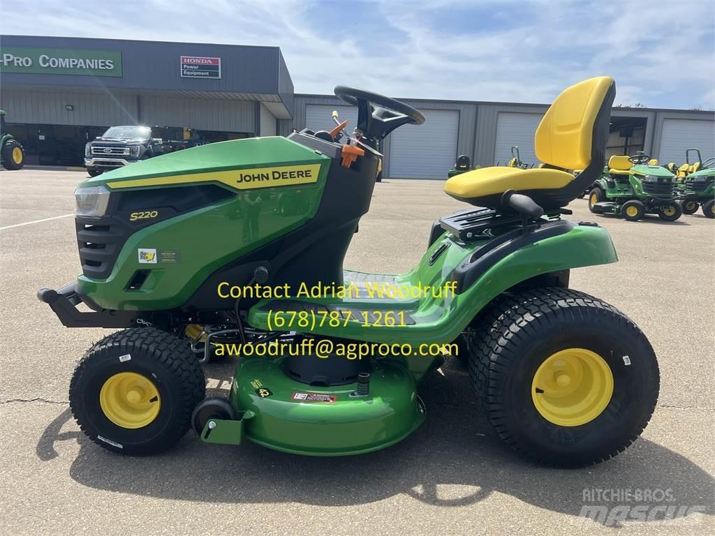 John Deere S220 Tondeuses montées