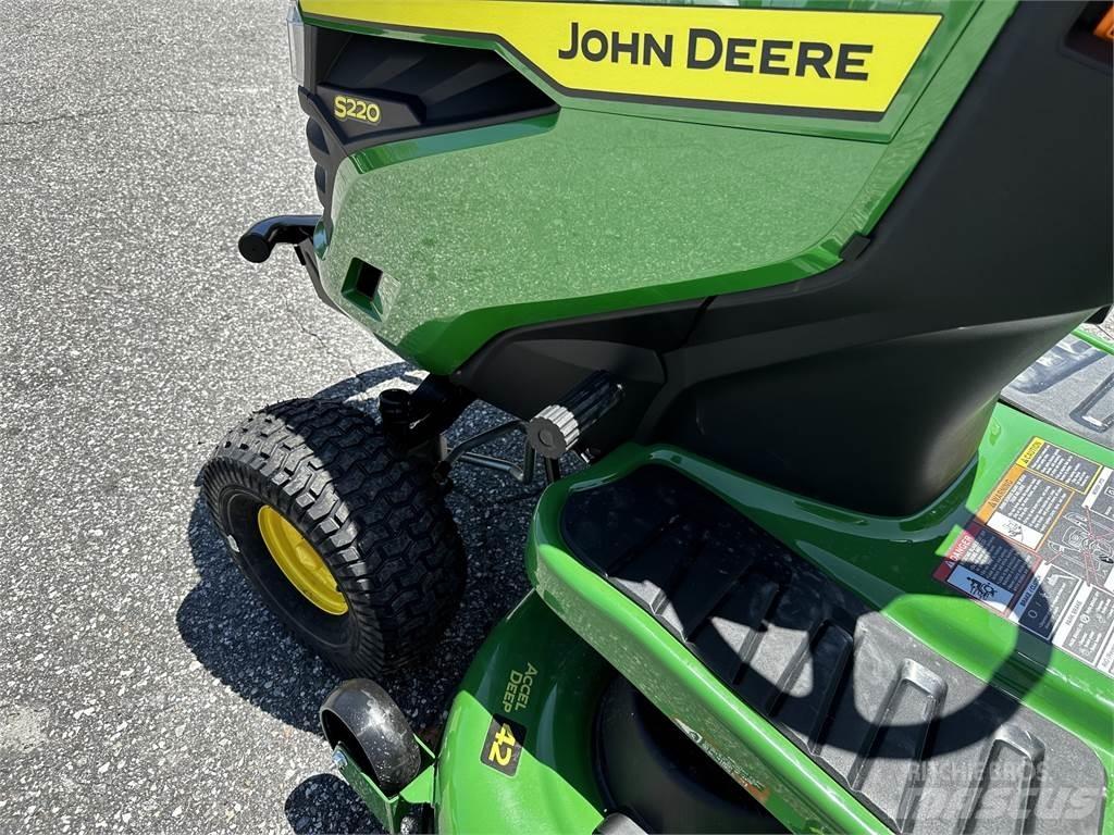 John Deere S220 Tondeuses montées