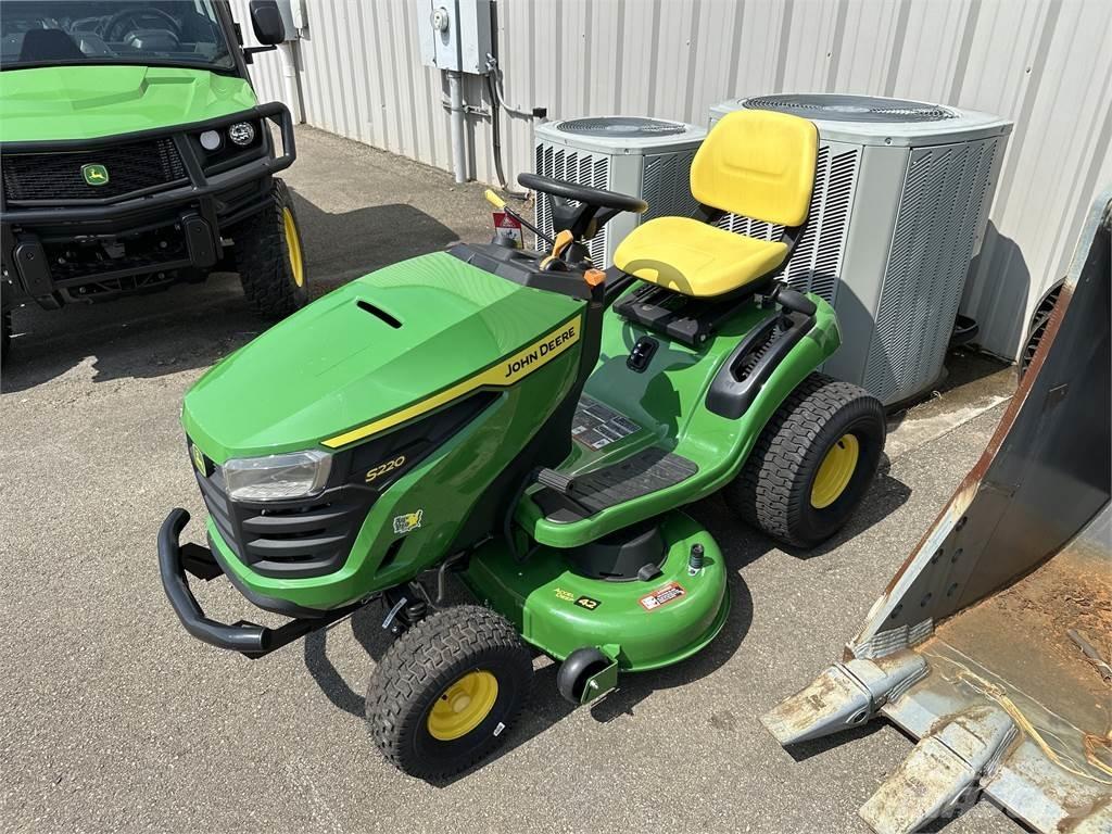 John Deere S220 Tondeuses montées
